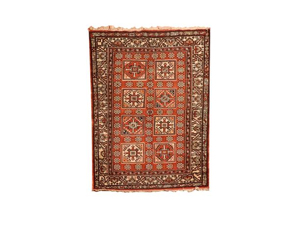 Tappeto Karabakh a motivi geometrici su fondo rosso con bordure chiare, M. 1,48 x 1,04