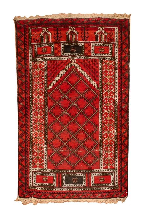 Tappeto a preghiera Ladik a motivi geometrici su fondo rosso, M. 1,70 x 1,03