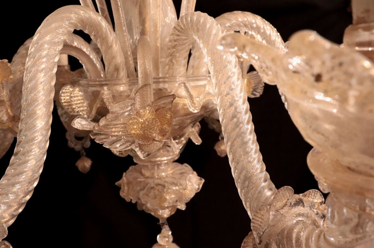 Lampadario in vetro soffiato di Murano trasparente con lumeggiature dorate, fiori e foglie, 6 luc...