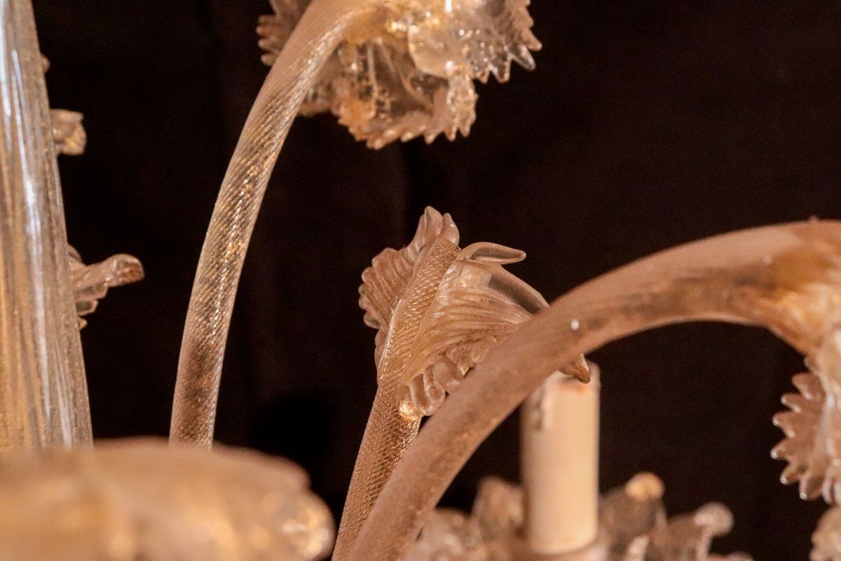 Lampadario in vetro soffiato di Murano trasparente con lumeggiature dorate, fiori e foglie, 6 luc...