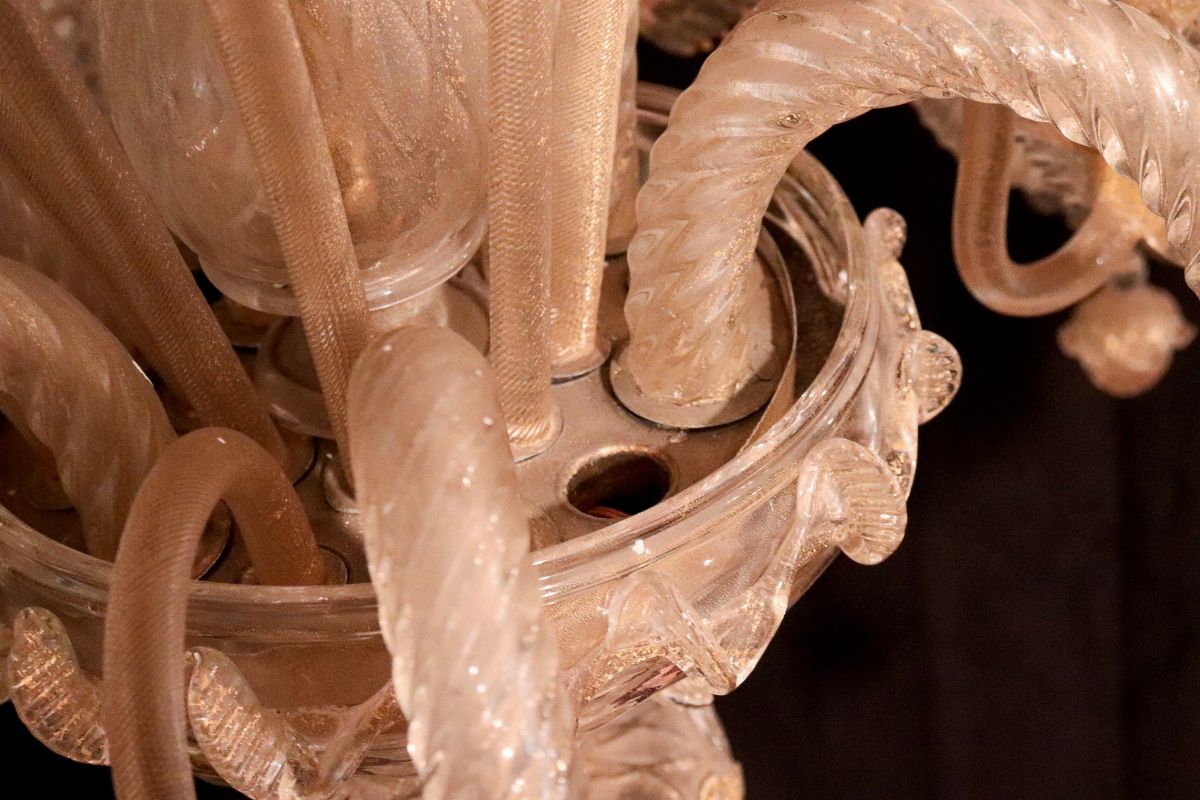 Lampadario in vetro soffiato di Murano trasparente con lumeggiature dorate, fiori e foglie, 6 luc...