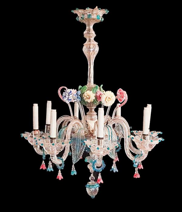 Lampadario in vetro soffiato di Murano a vari colori, con fiori, foglie e calatine, 8 luci
