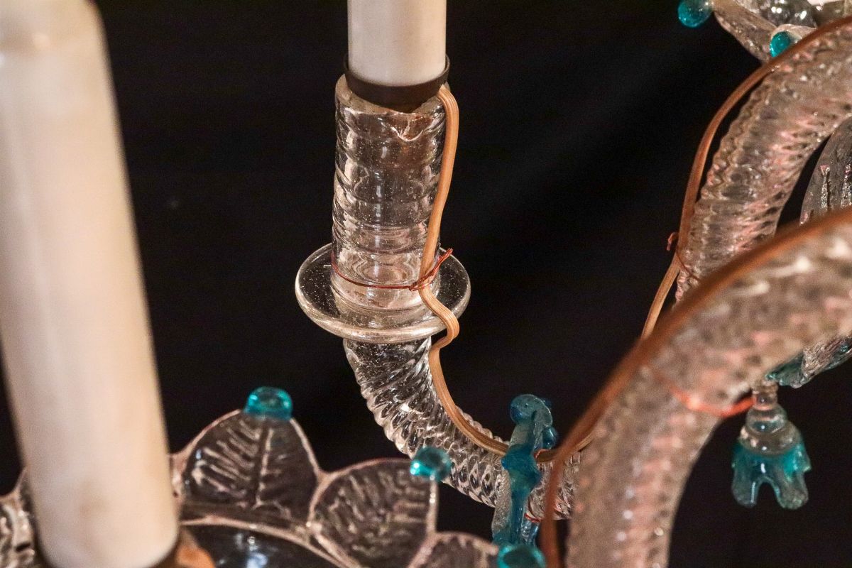 Lampadario in vetro soffiato di Murano a vari colori, con fiori, foglie e calatine, 8 luci