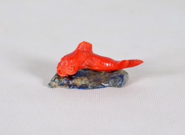 Piccola statuina in corallo rosso "Pesce esotico" con basetta in pietra dura di lapislazzulo 