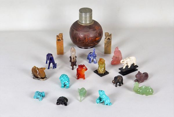 Chinese lot of a flask and eighteen animals in various semi-precious stones (19 pcs)