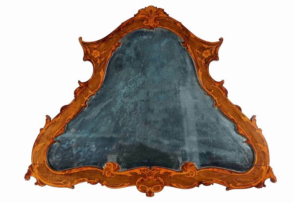 Piccola specchiera siciliana a forma triangolare centinata in noce, con intarsi a volute, fiori e conchiglia