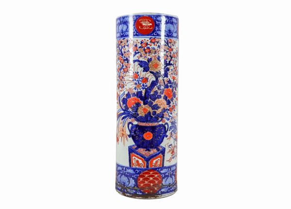 Vaso portaombrelli in porcellana di Imari, interamente decorato con smalti policromi a rilievo a motivi di vasi ed intrecci floreali