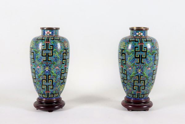 Coppia di piccoli vasi cinesi in smalto cloisonnè, decorati a rilievo a motivi geometrici e floreali