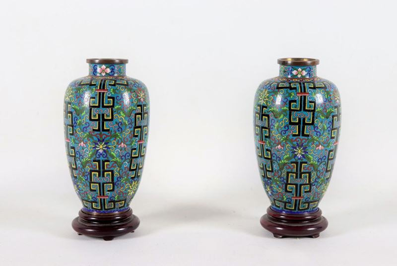 Coppia di piccoli vasi cinesi in smalto cloisonnè, decorati a rilievo a motivi geometrici e flore...