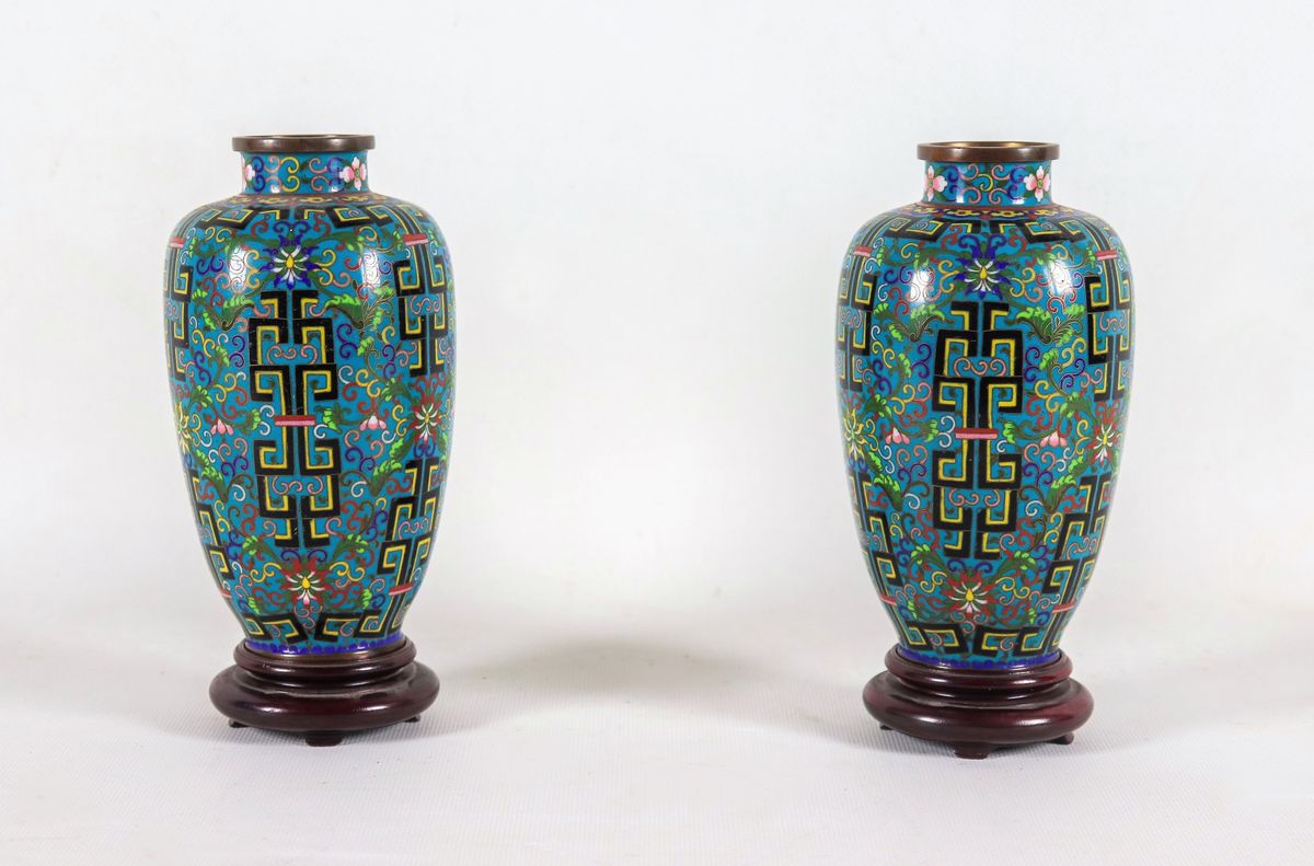 Coppia di piccoli vasi cinesi in smalto cloisonnè, decorati a rilievo a motivi geometrici e flore...