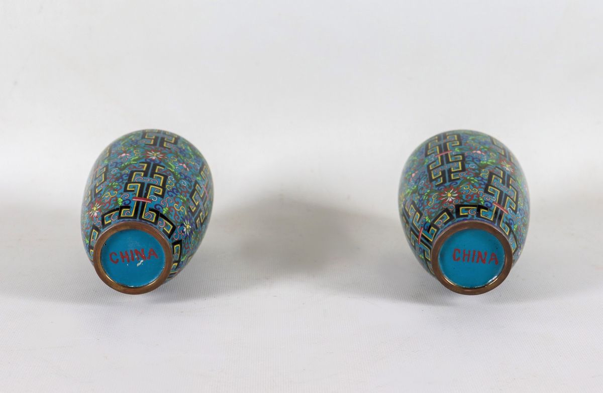 Coppia di piccoli vasi cinesi in smalto cloisonnè, decorati a rilievo a motivi geometrici e flore...