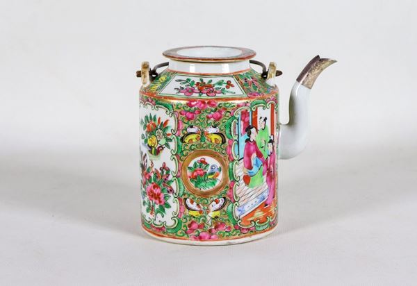 Antique Chinese Canton porcelain teapot, decorated with polychrome enamels in relief with floral motifs and scenes of oriental life