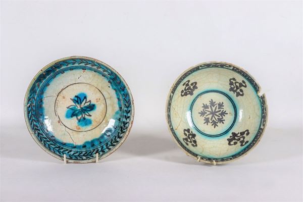 Lotto di due ciotole orientali in porcellana con decorazioni in smalti