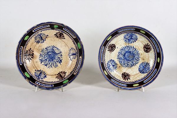 Lotto di due antichi piatti concavi orientali in porcellana, con decorazioni in blu a motivi di fiori stilizzati