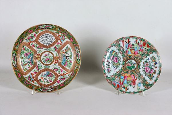 Lotto di due antichi piatti cinesi in porcellana Canton, uno grande ed uno piccolo, con decorazioni in smalti a rilievo a motivi di fiori e scene di vita orientale