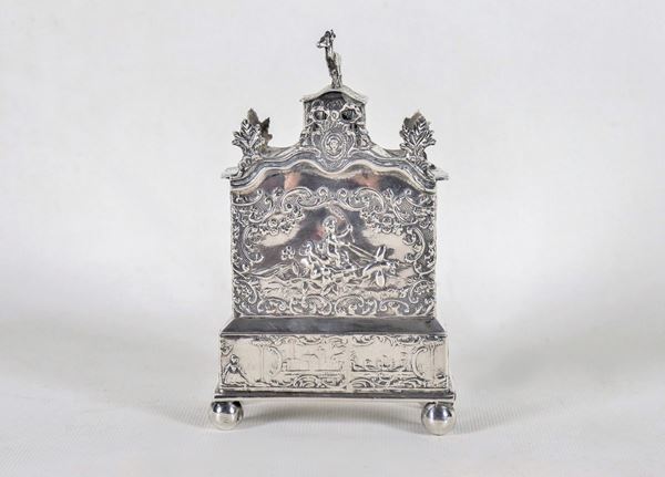 Scatola portatè in argento, interamente cesellata e sbalzata a rilievo a motivi di paesaggi e allegorie di putti, gr. 240