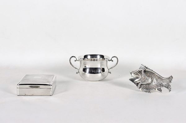 Silver lot of a cup with two handles, a fish and a square box with wooden interior, (3 pcs) gr 220