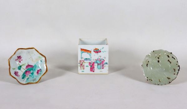 Chinese porcelain and jade lot of a round paperweight, a square jar and an arched backsplash (3 pcs)