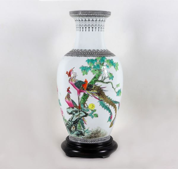 Vase in Chinese porcelain, with polychrome decorations in relief enamels with motifs of exotic birds and flowers