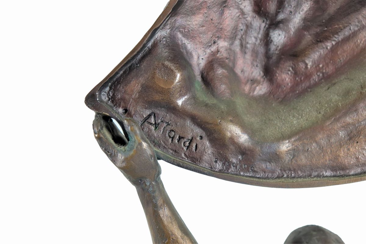 Firmata e datata 1990. "Senza titolo", scultura in bronzo sorretta da basetta in marmo nero