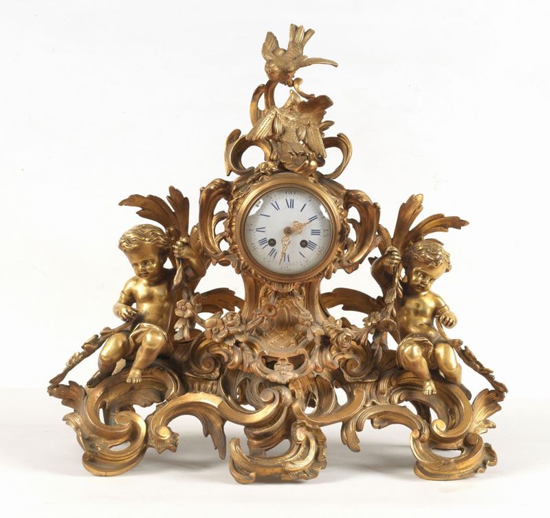 Antica pendola francese in bronzo dorato, cesellato e sbalzato con sculture di putti, ghirlande f...