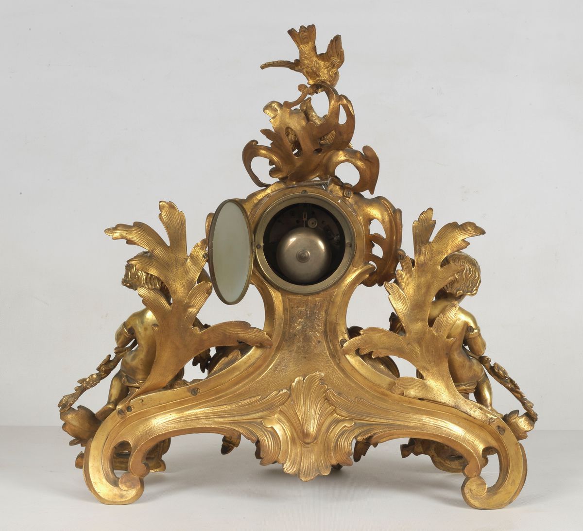 Antica pendola francese in bronzo dorato, cesellato e sbalzato con sculture di putti, ghirlande f...