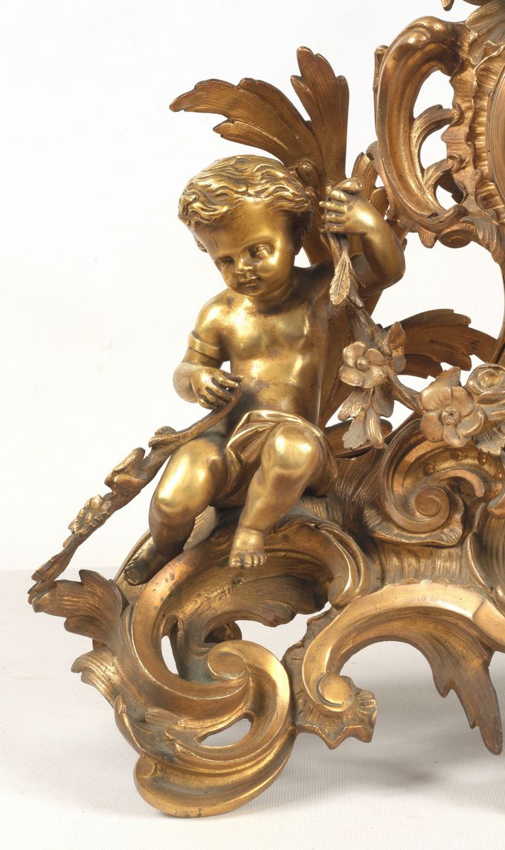 Antica pendola francese in bronzo dorato, cesellato e sbalzato con sculture di putti, ghirlande f...