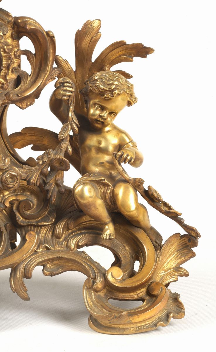 Antica pendola francese in bronzo dorato, cesellato e sbalzato con sculture di putti, ghirlande f...