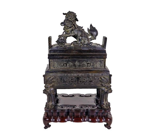 Antique Chinese perfume burner in embossed bronze, 'Cane Foo' on the lid, legs in the shape of winged lions