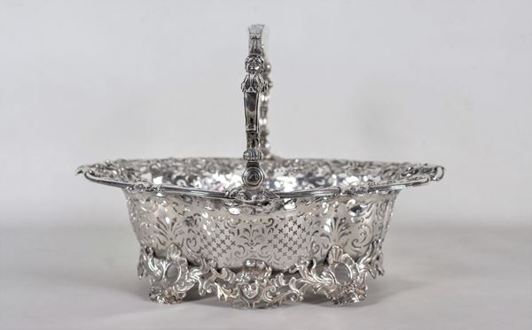 Basket with silver handle from the George II era, richly chiseled, embossed and perforated with motifs of branches and bunches of grapes, shells and female faces, gr. 2310