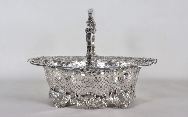 Cesto con manico in argento Epoca Giorgio II, riccamente cesellato, sbalzato e traforato a motivi di tralci e grappoli d'uva, conchiglie e volti muliebri, gr. 2310