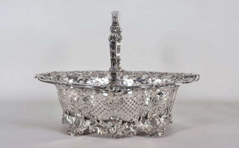 Cesto con manico in argento Epoca Giorgio II, riccamente cesellato, sbalzato e traforato a motivi...