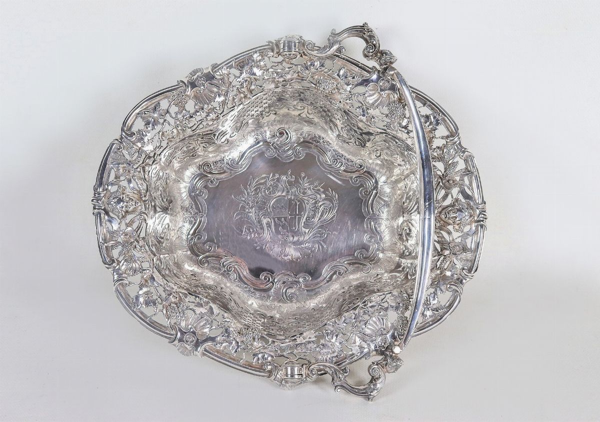 Cesto con manico in argento Epoca Giorgio II, riccamente cesellato, sbalzato e traforato a motivi...