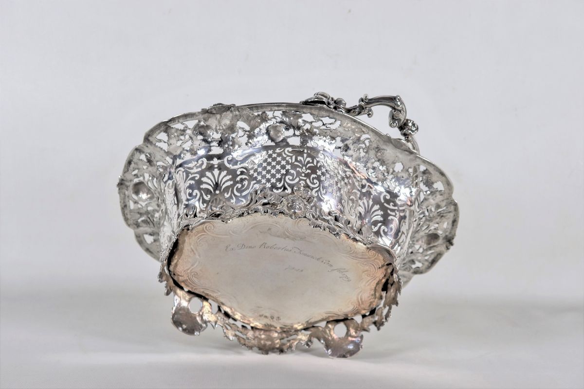 Cesto con manico in argento Epoca Giorgio II, riccamente cesellato, sbalzato e traforato a motivi...