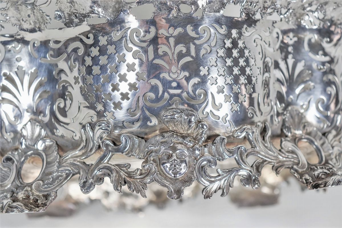 Cesto con manico in argento Epoca Giorgio II, riccamente cesellato, sbalzato e traforato a motivi...