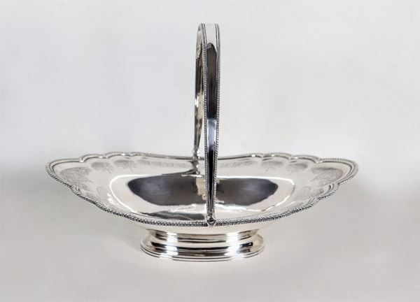 Cesto in argento Epoca Giorgio III, a forma ovale centinata con manico, bordo cesellato e sbalzato ad intrecci floreali, gr. 950