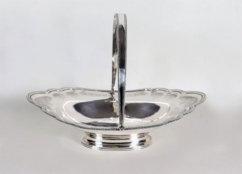 Cesto in argento Epoca Giorgio III, a forma ovale centinata con manico, bordo cesellato e sbalzat...
