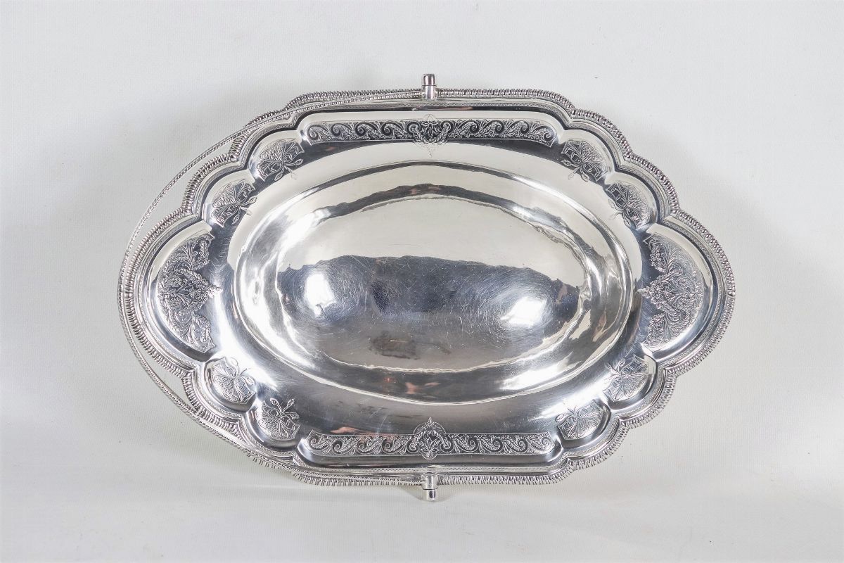 Cesto in argento Epoca Giorgio III, a forma ovale centinata con manico, bordo cesellato e sbalzat...