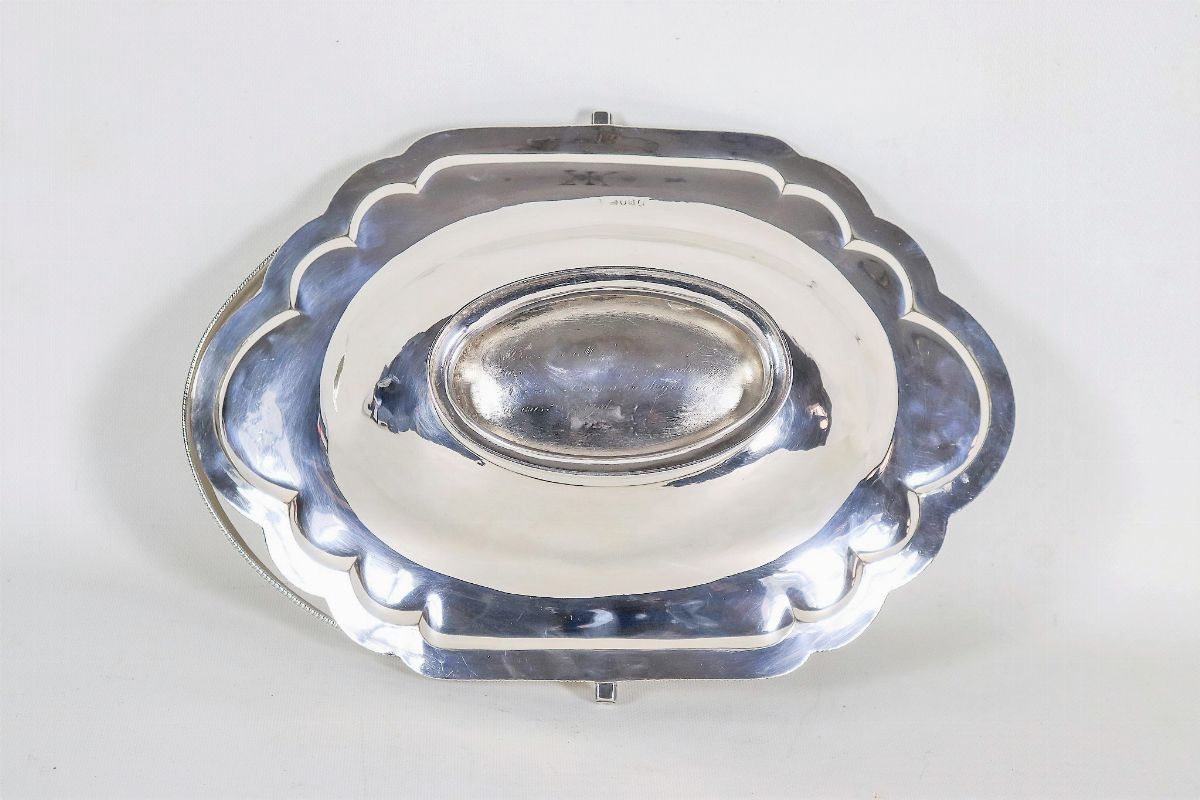 Cesto in argento Epoca Giorgio III, a forma ovale centinata con manico, bordo cesellato e sbalzat...