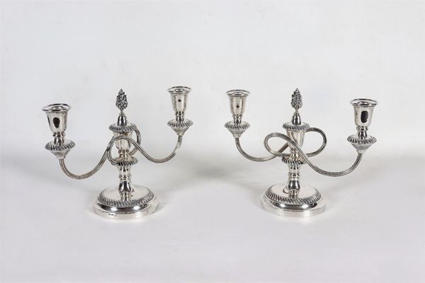 Coppia di candelabri in argento cesellato e sbalzato con bracci tortili, due fiamme ciascuno, gr. 1090