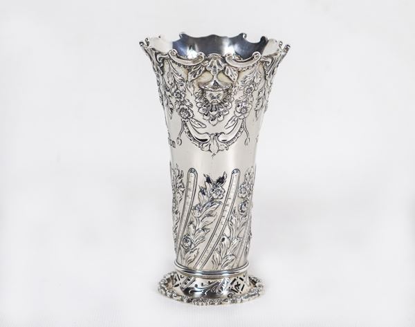 Small flower vase in silver Edward VII era, chiseled and embossed in relief with floral garland motifs and Chinese faces, gr. 270