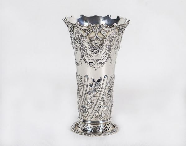 Piccolo vaso portafiore in argento Epoca Edoardo VII, cesellato e sbalzato a rilievo a motivi di ghirlande floreali e volti di cinesini, gr. 270