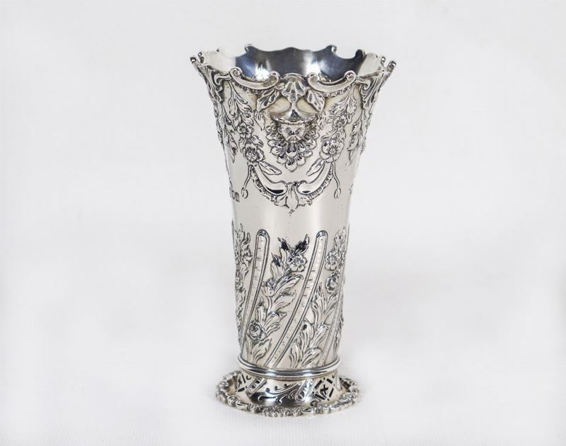 Piccolo vaso portafiore in argento Epoca Edoardo VII, cesellato e sbalzato a rilievo a motivi di ...