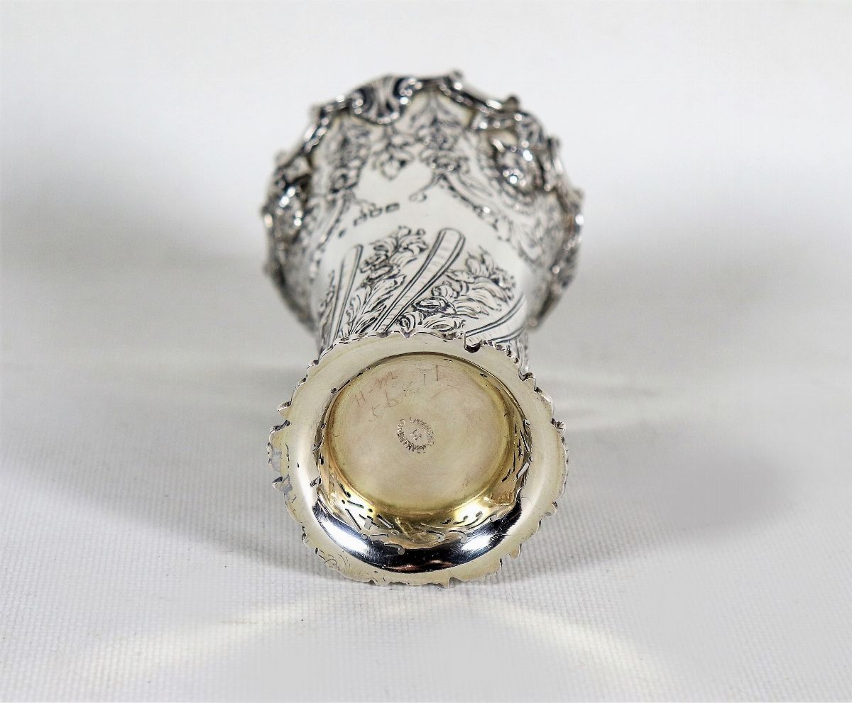 Piccolo vaso portafiore in argento Epoca Edoardo VII, cesellato e sbalzato a rilievo a motivi di ...