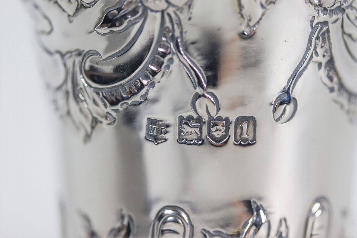 Piccolo vaso portafiore in argento Epoca Edoardo VII, cesellato e sbalzato a rilievo a motivi di ...