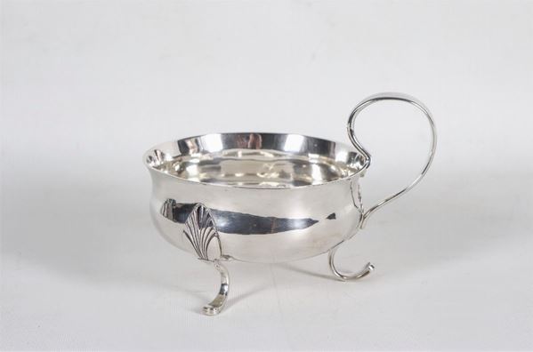 Large cup with silver handle, supported by three curved feet with Empire motifs, gr. 390