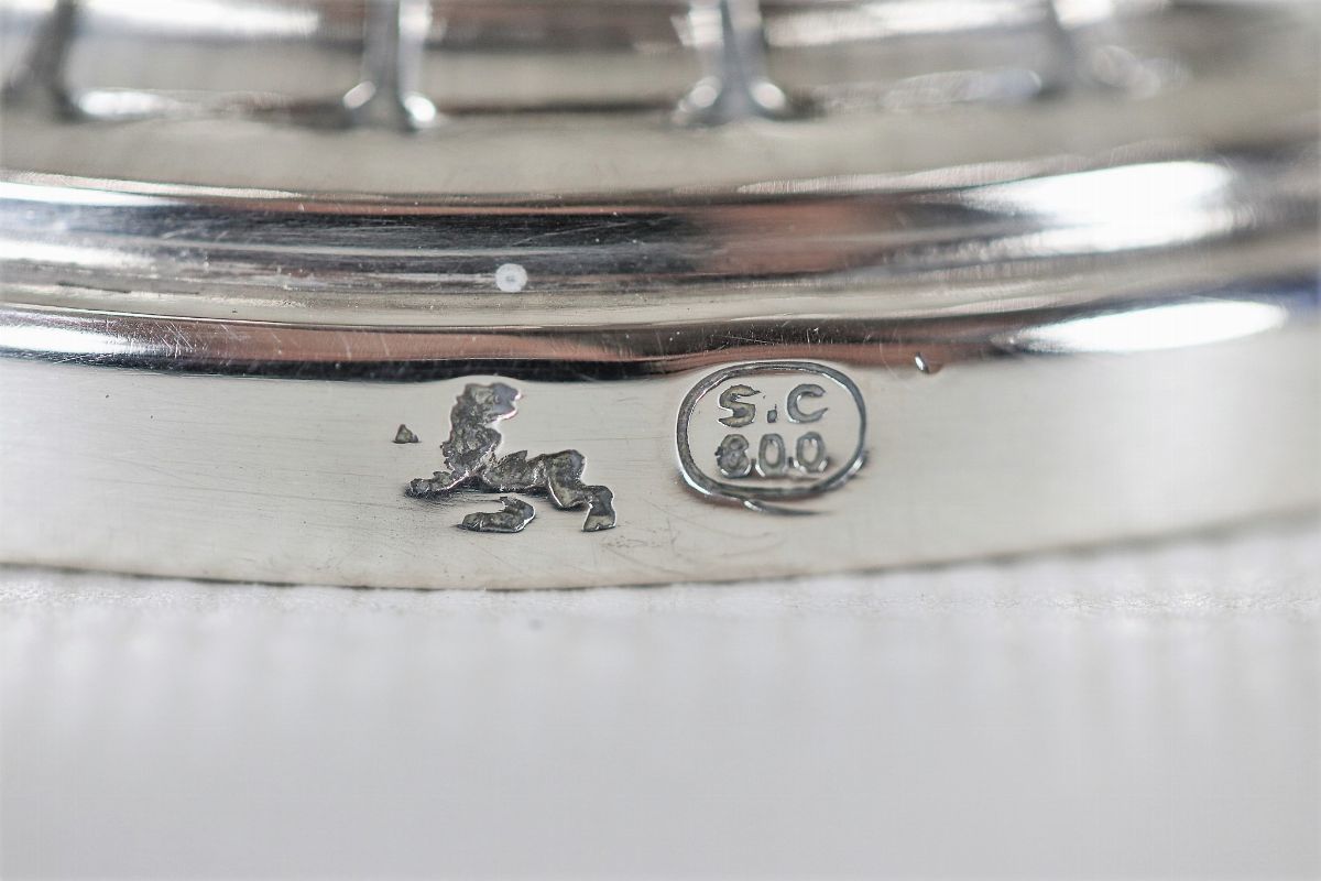 Servizio da tè e caffè in argento cesellato e sbalzato a volute ed intrecci floreali, con manici ...