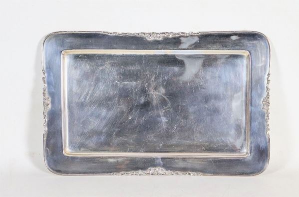 Vassoio rettangolare in argento con bordo cesellato e sbalzato, gr. 1340