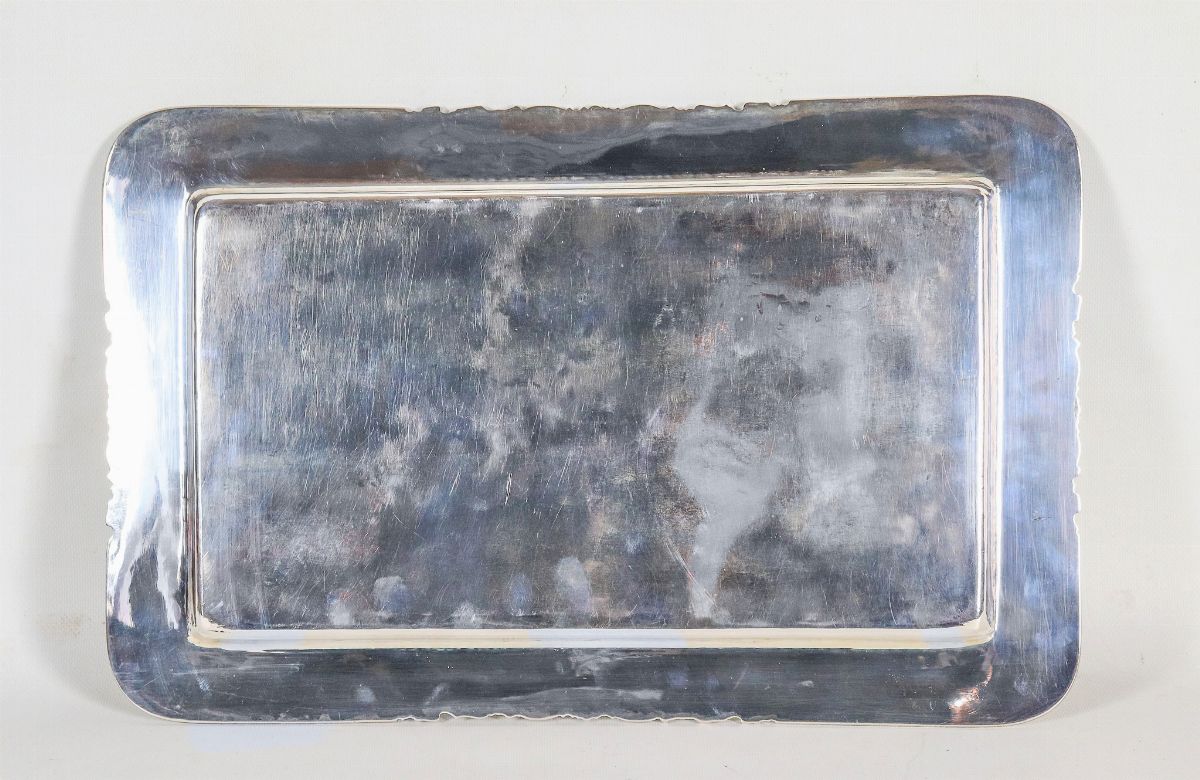 Vassoio rettangolare in argento con bordo cesellato e sbalzato, gr. 1340