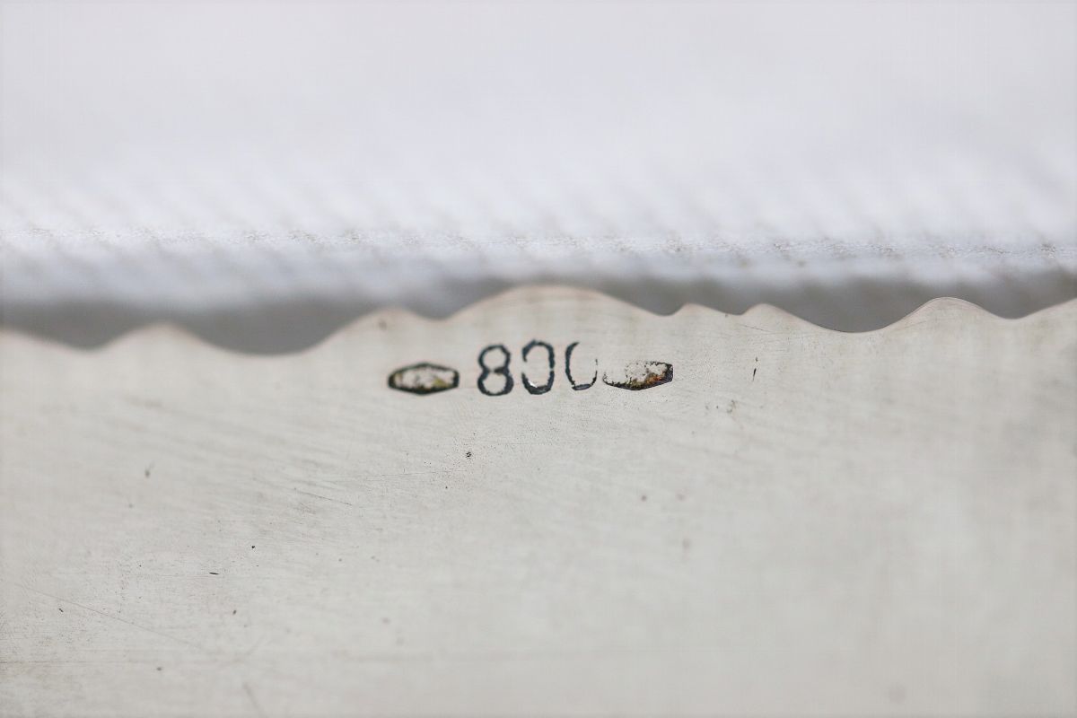 Vassoio rettangolare in argento con bordo cesellato e sbalzato, gr. 1340